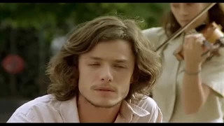 میل به نشستن در یک مکان / و مشاهده‌ی نیروهای تاریخ