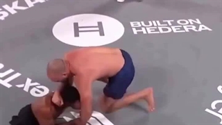 شکست مبارز بدون پا مقابل حریف در UFC