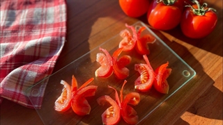 آموزش آشپزی_ سفره آرائی تزیین گوجه فرنگی به شکل پروانه_دورچین بشقاب سالاد،تزیین گوجه صبحانه