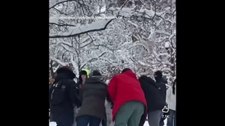 تو ایران به نمازگرار سنگ زدن ، روز بعدش تو نیویورک ،مردم پلیس رو با گوله برف زدن/کار خدا رو ببین!