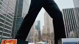 شاهکار جدید کالوین کلین اومده این شلوار پای جونگکوک رو به صورت یه مجسمه درست کرده