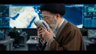 رهبر انقلاب در اتاق فرماندهی جنگ