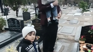 لحظه تحویل سال ۱۴۰۴ بهشت زهرای تهران در کنار مادر و پدرم