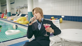 اجرای اهنگ swim از bts ورژن استخر