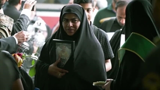 استقبال از خانواده شهدای مدرسه میناب میهمان امام رضا(ع) در راه آهن مشهد 1405/2/2