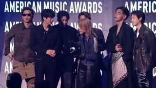 کات برد جایزه (هنرمند سال) بی‌تی‌اس در مراسم American Music Awards