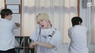 اجرای اهنگ RUN TO YOU از AHOF در 1thek