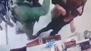 دو پسربچه فلسطینی فقط دارن خرید میکنن....بدون سلاح هم هستند!!!.....