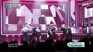اجرای آهنگ THIS & THAT در شوی MUSIC CORE(چهارمین روز)♡♡