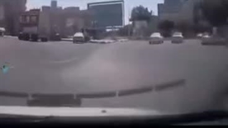 تصادف عجیب دو دختر موتور سوار با تریلی پارک شده!!