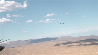 پرتاب یک پهپاد Altius-700M از هلیکوپتر H-60M Black Hawk