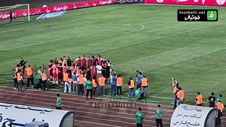 از خوش و بش بازیکنان پرسپولیس و ذوب آهن تا تشویق عالیشاه توسط هواداران