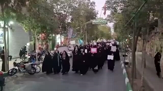 حامیان حجاب‌ علیه بی‌ حجابی تظاهرات رو شروع کردن و خواستار بازگشت گشت ارشاد و اجرای قانون اجباری حفظ حجاب شدن!! کپشن
