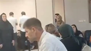 برخورد جنجالی کارمند بانک با یک مشتری بی‌حجاب