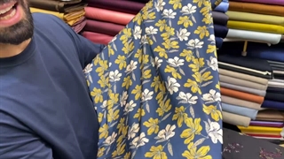 پارچه مجلسی سیلک ابریشم  طرحدار زمینه سرمه ای گل طلایی خردلی