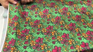 پارچه مجلسی سیلک ابریشم  طرحدار خاص زمینه سبز روشن گل قرمز و زرد